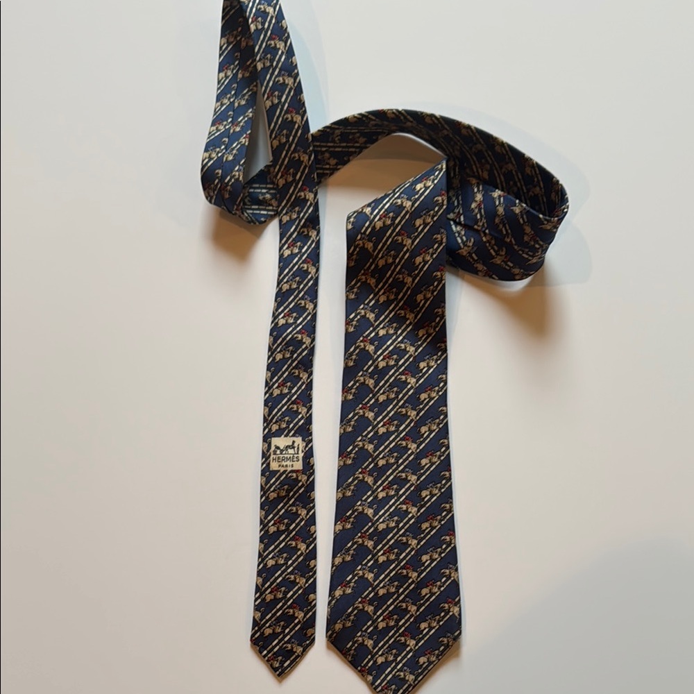 Vintage Hermes Men's Navy and Gold Patterned Tie